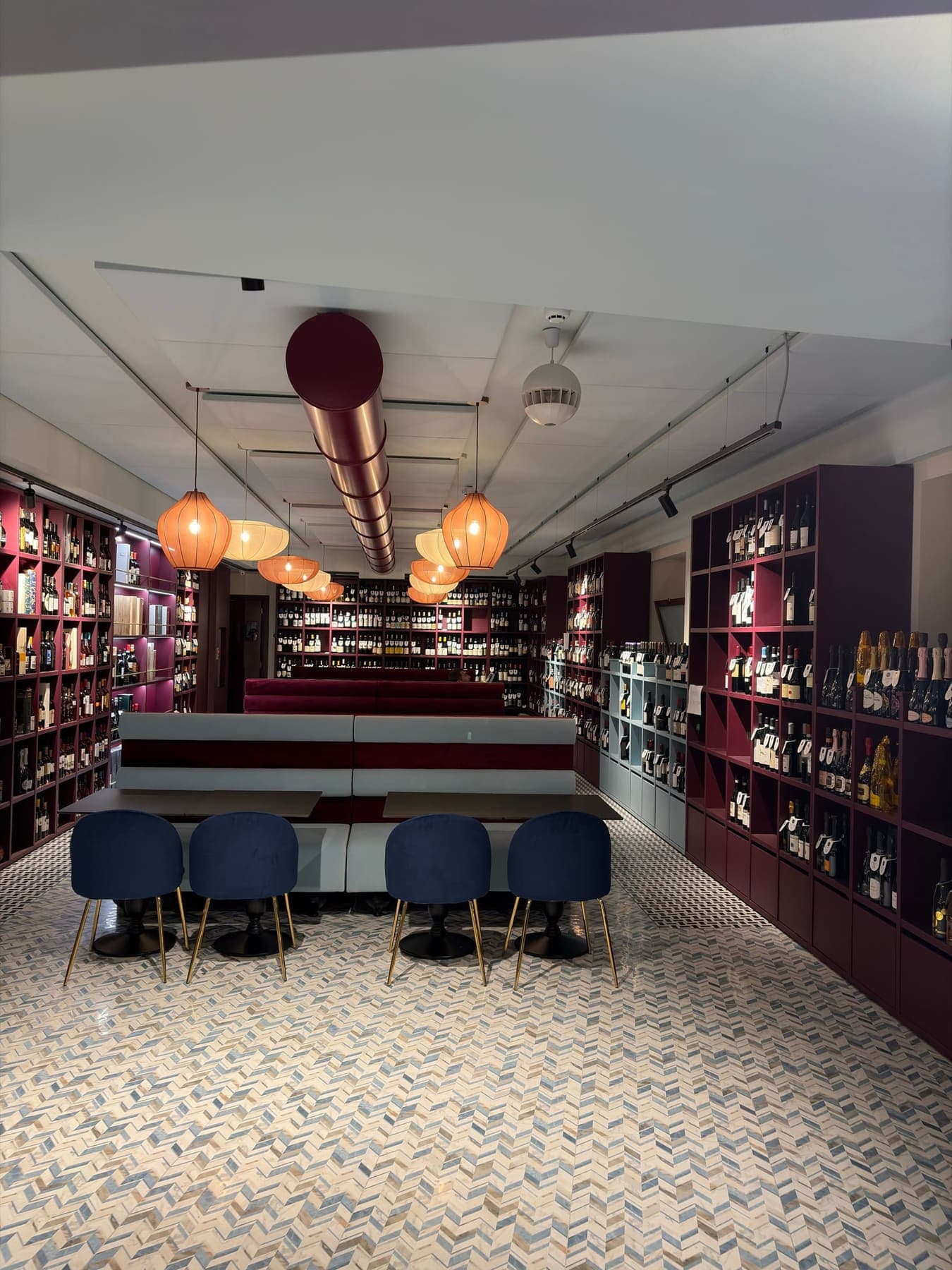 La sala dell'Enoteca Armellini apparecchiata per l'aperitivo, Piazza Bologna Roma