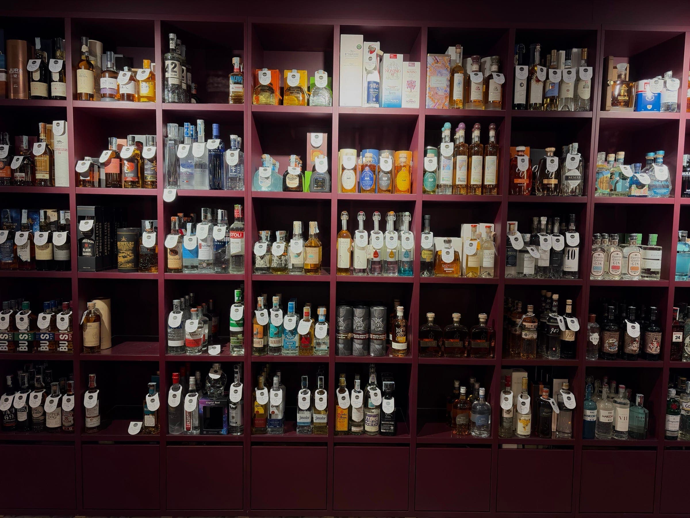 La parete dei distillati dell'Enoteca Armellini
